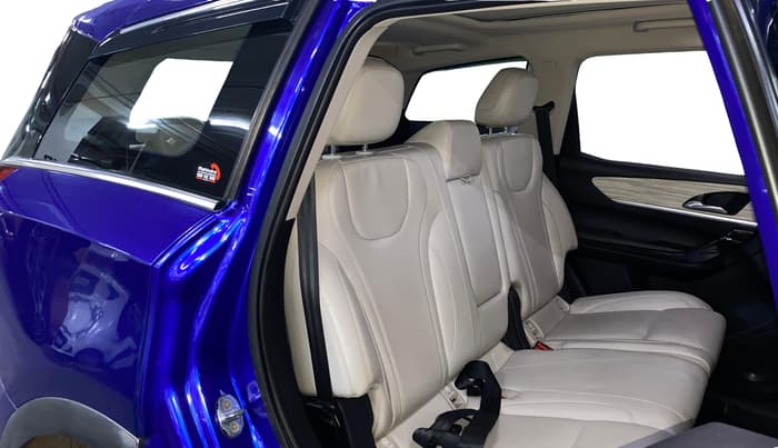 2021 Mahindra XUV700 AX 7 LUXURY D AT 7 STR, Diesel, Automatic, 54,384 km, Right Side Rear Door Cabin