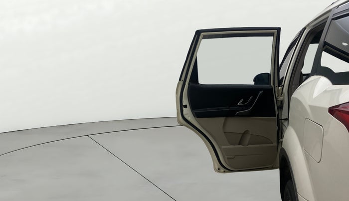 2017 Mahindra XUV500 W6 AT, Diesel, Automatic, 1,28,835 km, LHS Rear Door