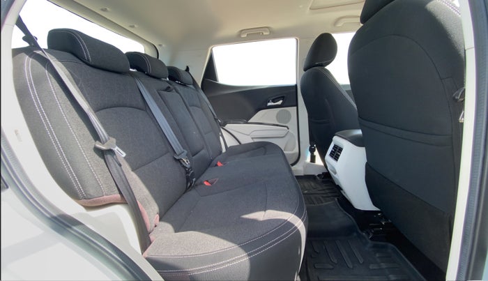 2024 Mahindra XUV 3XO AX5 1.2 L TCMPFI AT, Petrol, Automatic, 41,138 km, Right Side Rear Door Cabin