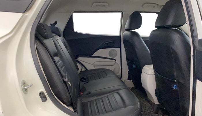 2020 Mahindra XUV300 W4 1.2 PETROL, Petrol, Manual, 61,281 km, Right Side Rear Door Cabin