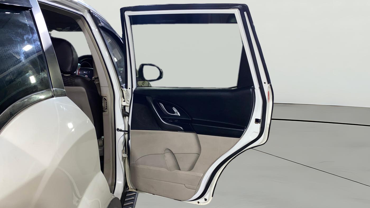 2017 Mahindra XUV500 G AT, Petrol, Automatic, 33,128 km, RHS Rear Door