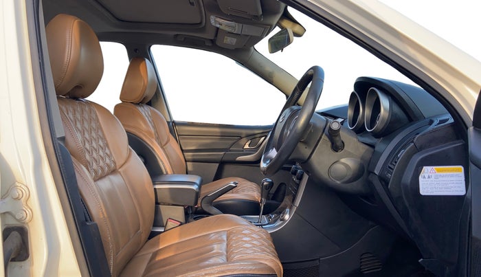 2018 Mahindra XUV500 W11 AT, Diesel, Automatic, 1,03,757 km, Right Side Front Door Cabin