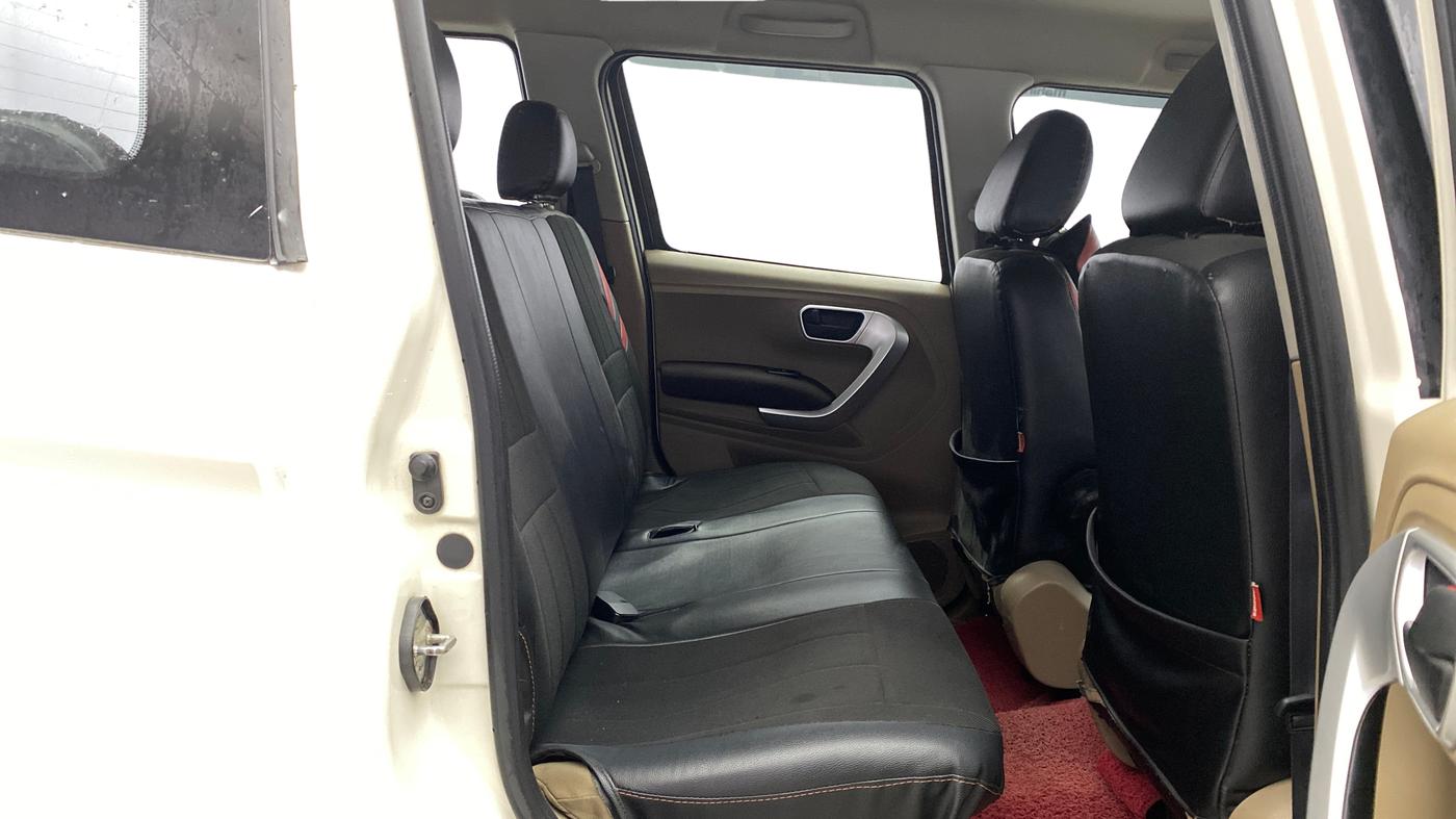 2015 Mahindra TUV300 T8 AMT, Diesel, Automatic, 67,327 km, Right Side Rear Door Cabin