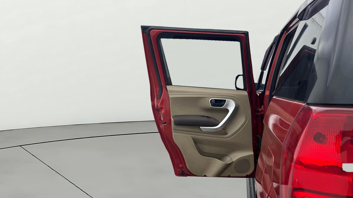 2017 Mahindra TUV300 T8 DUAL TONE, Diesel, Manual, 1,12,490 km, LHS Rear Door