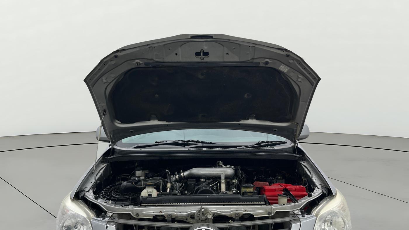 2015 Toyota Innova 2.5 GX 7 STR, Diesel, Manual, 1,10,102 km, Open Bonet