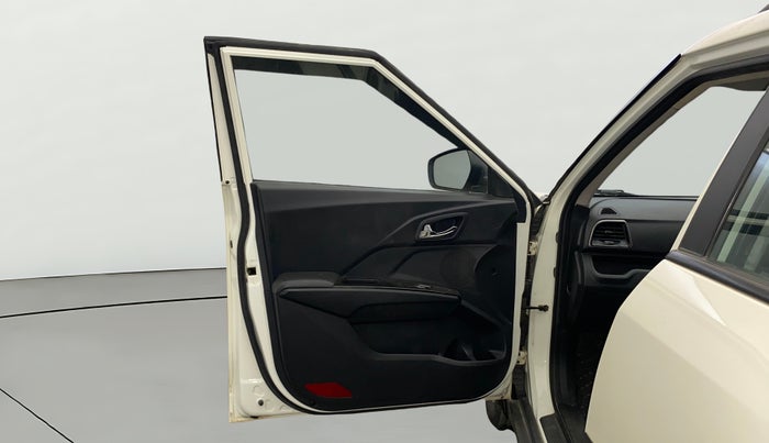 2023 Mahindra XUV300 W8 1.2 PETROL, Petrol, Manual, 28,310 km, LHS Front Door