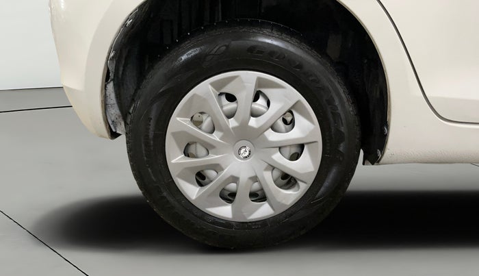 2016 Maruti Swift LXI (O), Petrol, Manual, 41,410 km, Right Rear Wheel