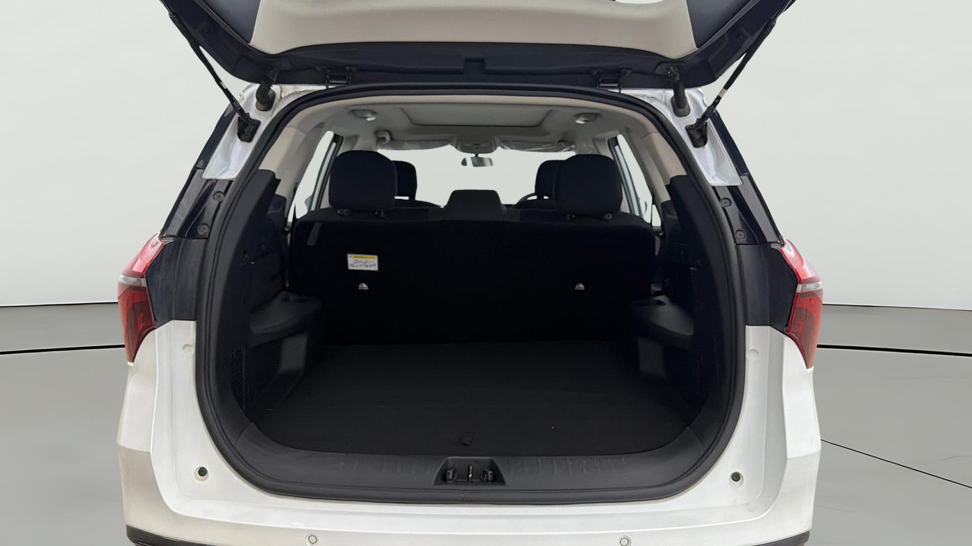 2025 Mahindra XUV700 AX 5 P AT 5 STR, Petrol, Automatic, 3,138 km, Boot Open Zoomed View