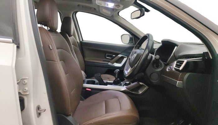 2022 Tata Harrier XZ PLUS 2.0L, Diesel, Manual, 97,048 km, Right Side Front Door Cabin