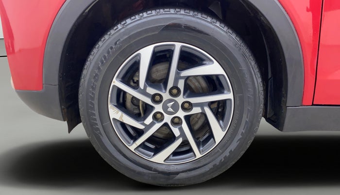 2022 Mahindra XUV300 W8 (O) 1.5 DIESEL AMT, Diesel, Automatic, 32,332 km, Left Front Wheel