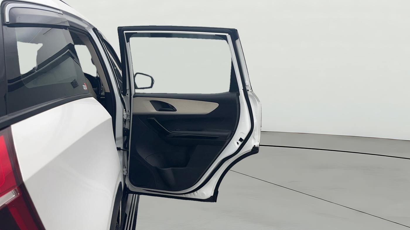 2023 Mahindra XUV700 AX 5 D AT 7 STR, Diesel, Automatic, 1,26,913 km, RHS Rear Door