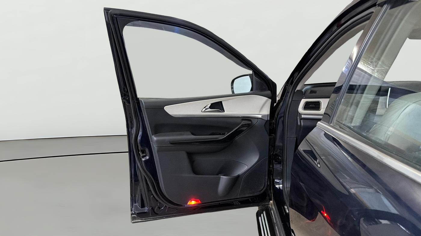 2025 Mahindra XUV700 AX 7 P MT 7 STR, Petrol, Manual, 6,361 km, LHS Front Door