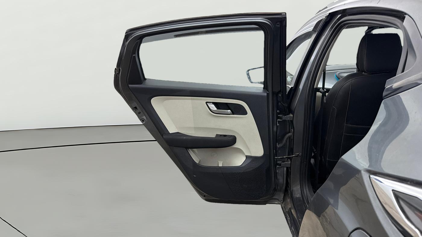 2023 Tata ALTROZ XZ CNG, CNG, Manual, 39,709 km, LHS Rear Door