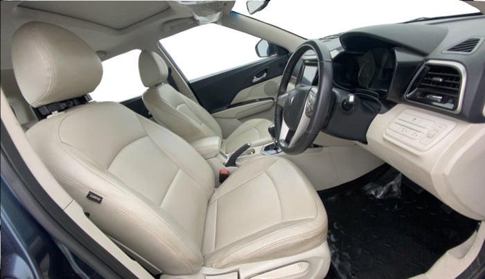 2024 Mahindra XUV300 W8 (O) 1.2 PETROL AMT, Petrol, Automatic, 17,792 km, Right Side Front Door Cabin