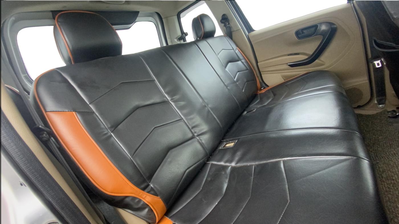 2019 Mahindra TUV300 T6 PLUS, Diesel, Manual, 69,354 km, Right Side Rear Door Cabin