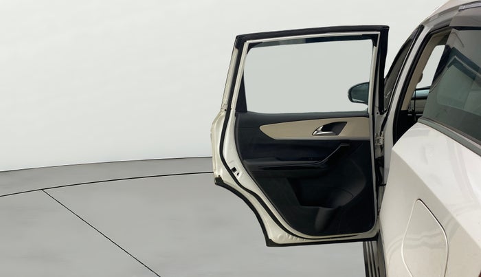 2021 Mahindra XUV700 AX 7 P AT 7 STR, Petrol, Automatic, 67,131 km, LHS Rear Door