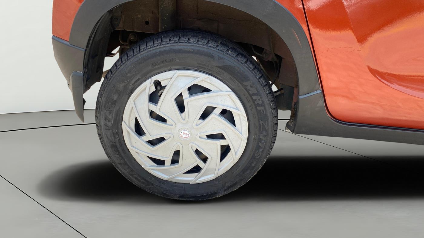 2017 Mahindra Kuv100 K4 6 STR, Petrol, Manual, 42,250 km, Right Rear Wheel