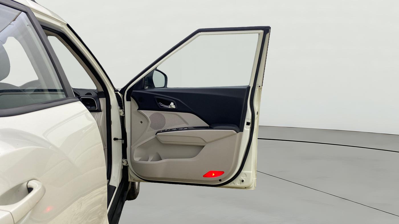 2020 Mahindra XUV300 W8 1.5 DIESEL, Diesel, Manual, 45,333 km, RHS Front Door