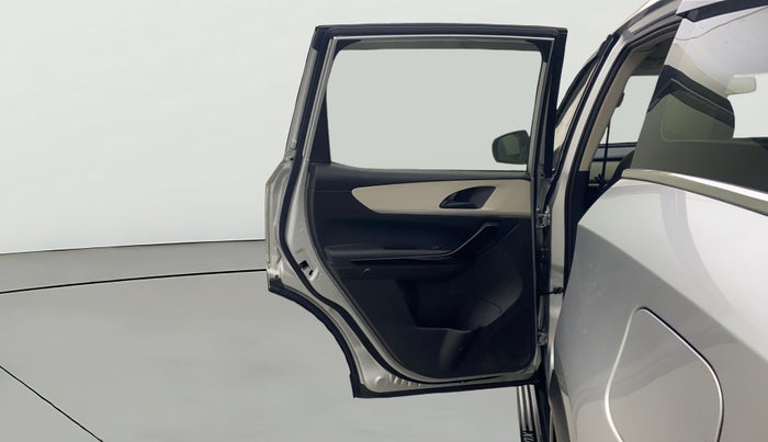 2022 Mahindra XUV700 AX 5 D MT 7 STR, Diesel, Manual, 33,379 km, LHS Rear Door