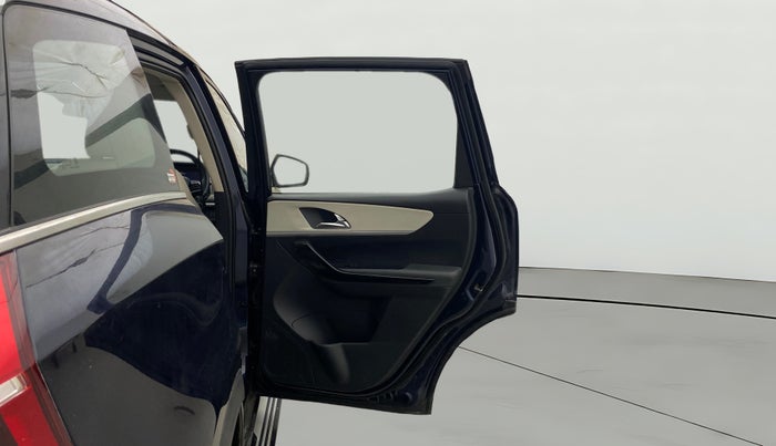 2021 Mahindra XUV700 AX 7 P AT 7 STR, Petrol, Automatic, 31,113 km, RHS Rear Door