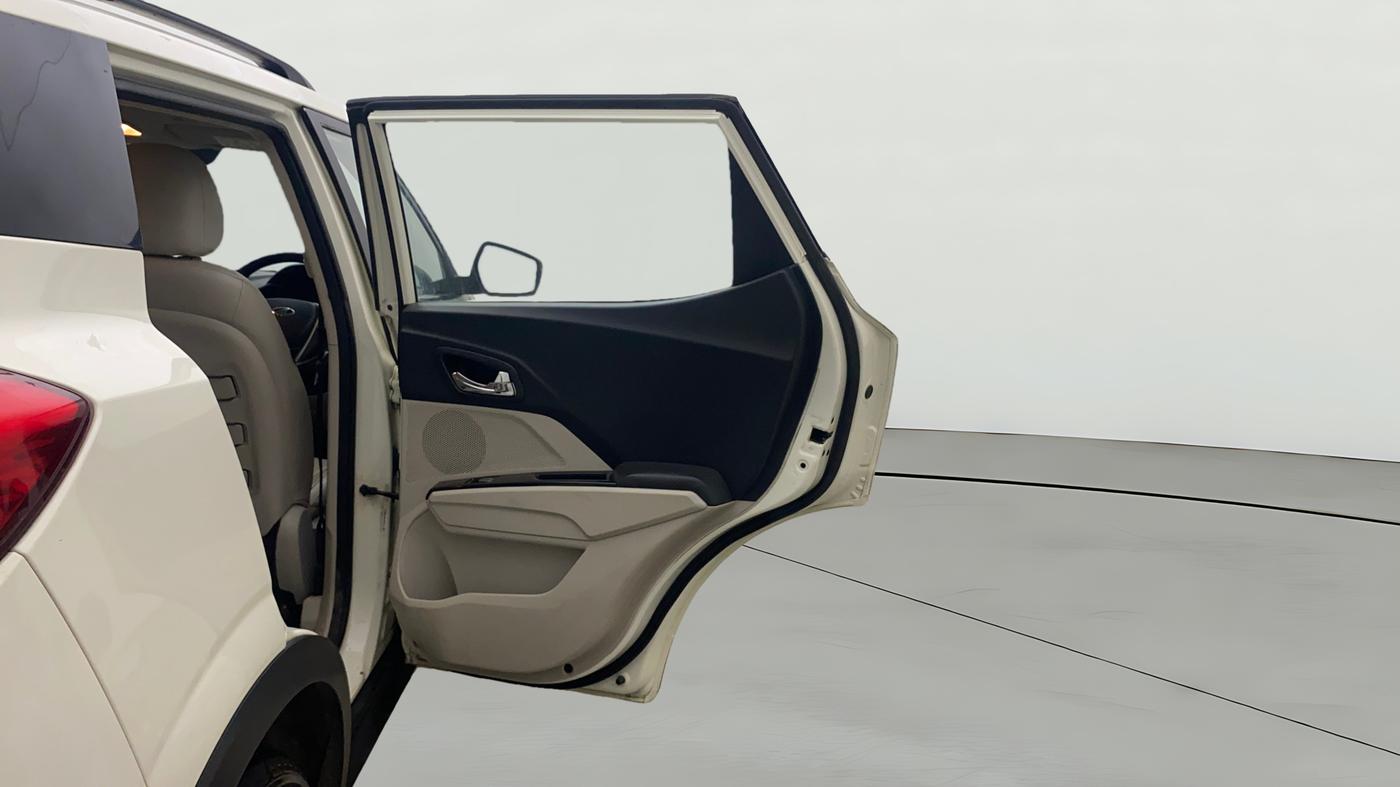 2021 Mahindra XUV300 W8 (O) 1.5 DIESEL AMT, Diesel, Automatic, 1,23,050 km, RHS Rear Door