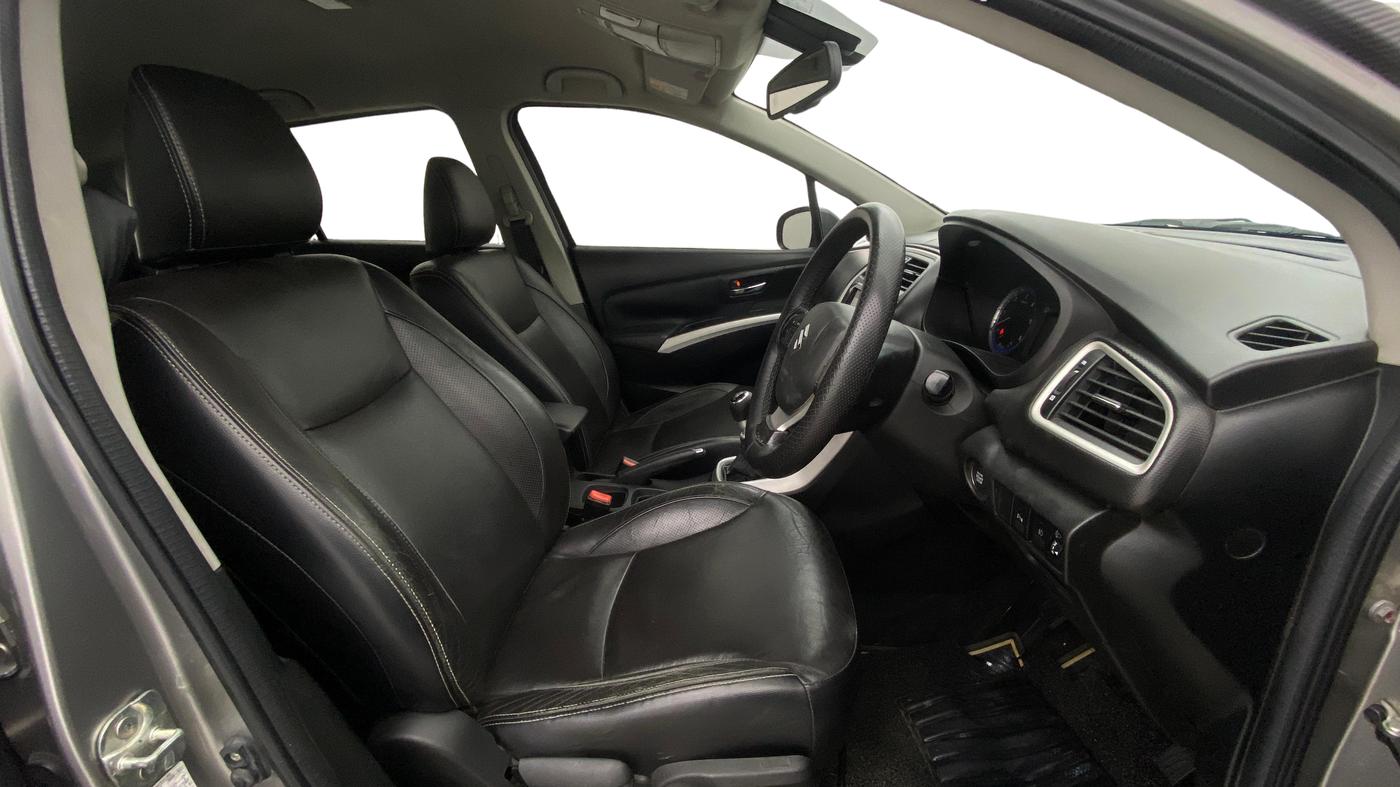 2015 Maruti S Cross ALPHA 1.6, Diesel, Manual, 67,120 km, Right Side Front Door Cabin