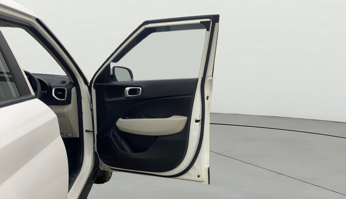 2022 Hyundai VENUE SX 1.2 PETROL, Petrol, Manual, 33,900 km, RHS Front Door