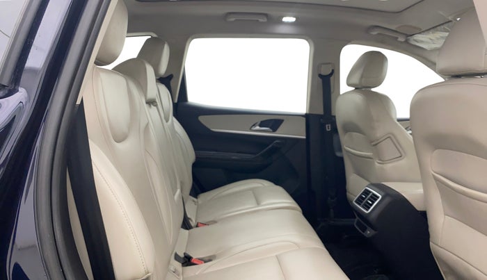 2023 Mahindra XUV700 AX 7 D AT 7 STR, Diesel, Automatic, 87,623 km, Right Side Rear Door Cabin