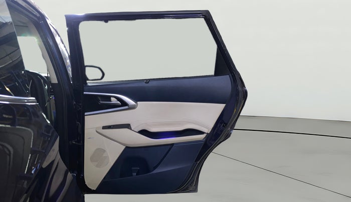 2022 KIA CARENS LUXURY PLUS 1.4 PETROL 7 STR, Petrol, Manual, 28,087 km, RHS Rear Door