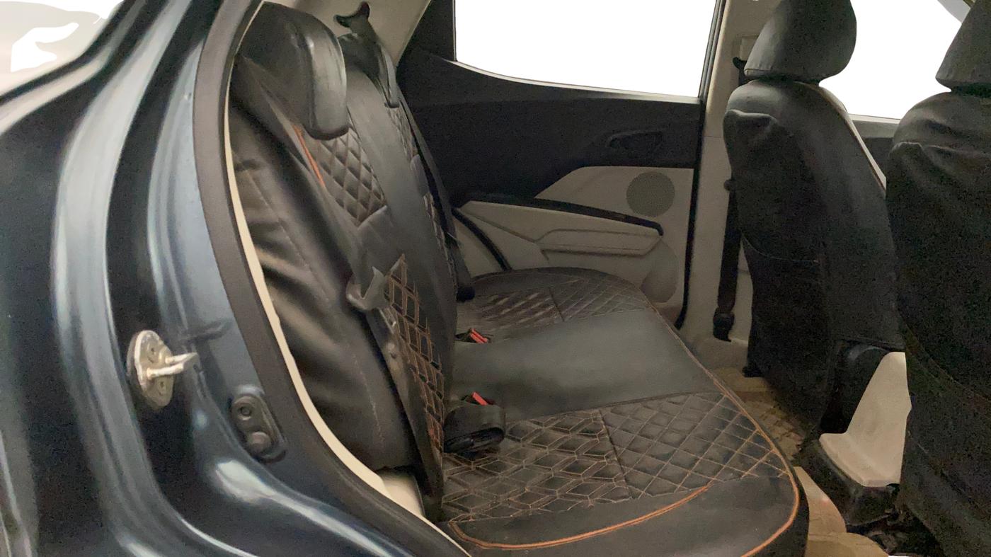 2022 Mahindra XUV300 W6 1.5 Diesel, Diesel, Manual, 45,133 km, Right Side Rear Door Cabin