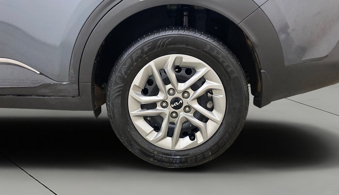 2022 KIA CARENS PRESTIGE 1.4 PETROL 7 STR, Petrol, Manual, 24,555 km, Left Rear Wheel