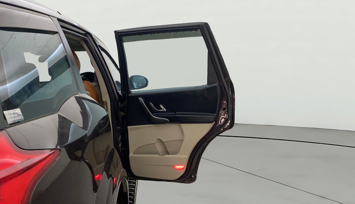 2018 Mahindra XUV500 W10 AT, Diesel, Automatic, 99,702 km, RHS Rear Door