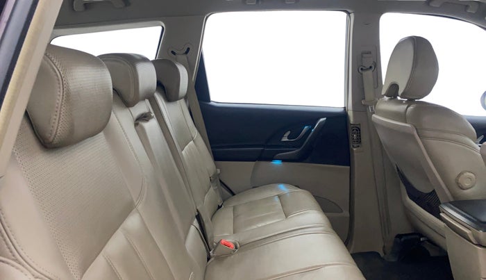 2017 Mahindra XUV500 W10 AT, Diesel, Automatic, 90,254 km, Right Side Rear Door Cabin