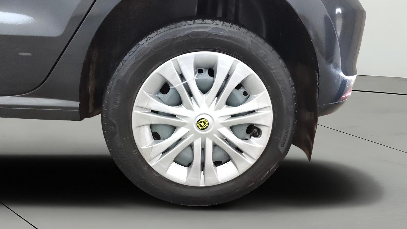 2015 Volkswagen Polo COMFORTLINE 1.5L, Diesel, Manual, 1,30,121 km, Left Rear Wheel