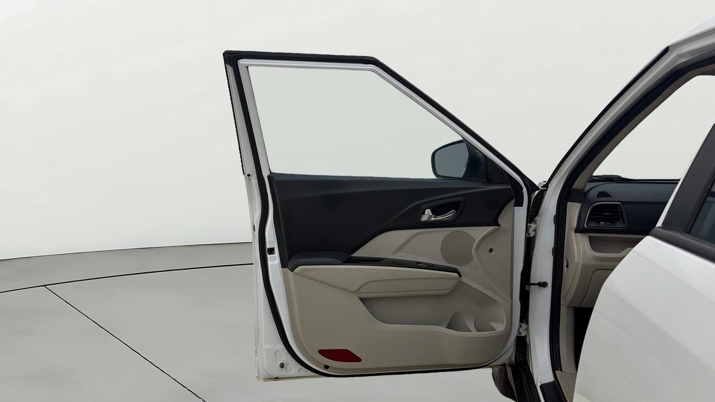2024 Mahindra XUV300 W8 (O) 1.5 DIESEL, Diesel, Manual, 23,542 km, LHS Front Door