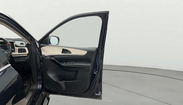 2022 Mahindra XUV700 AX 5 P MT 5 STR, Petrol, Manual, 46,331 km, RHS Front Door