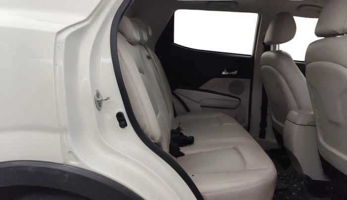 2022 Mahindra XUV300 W8 (O) 1.2 PETROL, Petrol, Manual, 38,272 km, Right Side Rear Door Cabin