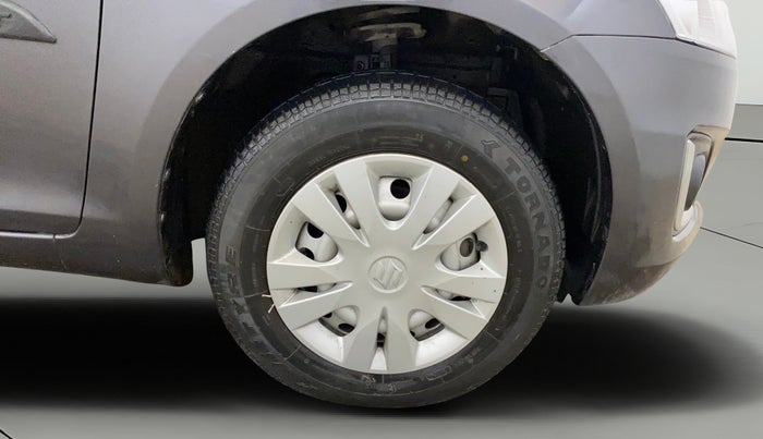 2017 Maruti Swift LXI (O), Petrol, Manual, 23,564 km, Right Front Wheel