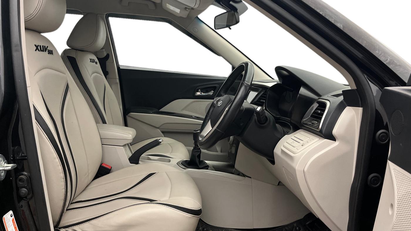 2020 Mahindra XUV300 W8 1.2 PETROL, Petrol, Manual, 79,309 km, Right Side Front Door Cabin