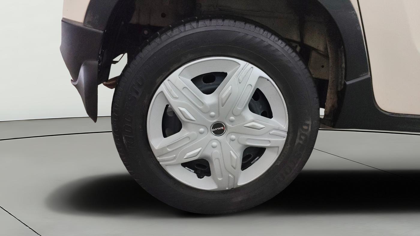 2016 Mahindra Kuv100 K4 5 STR, Petrol, Manual, 44,283 km, Right Rear Wheel