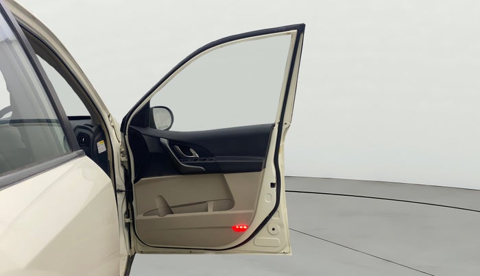 2016 Mahindra XUV500 W10 AT, Diesel, Automatic, 99,877 km, RHS Front Door