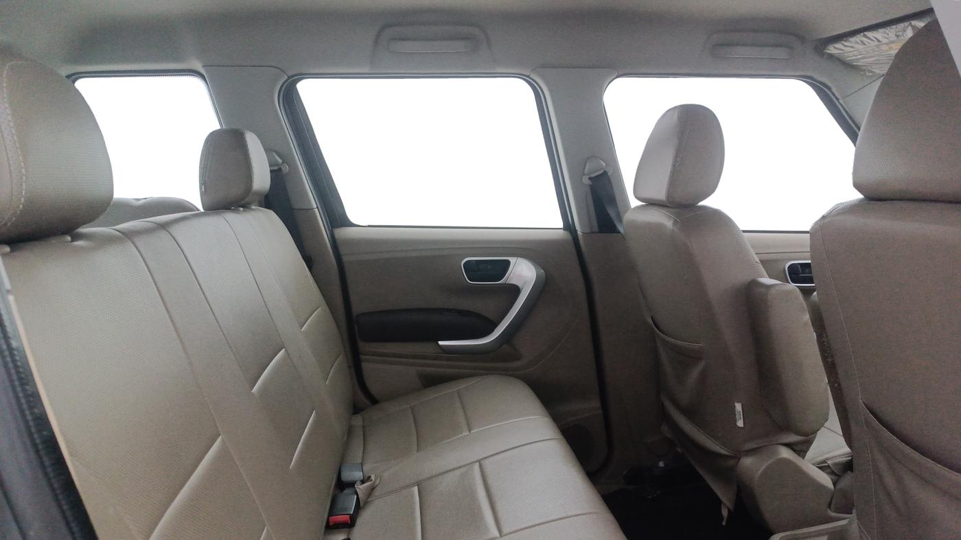 2015 Mahindra TUV300 T8, Diesel, Manual, 1,30,605 km, Right Side Rear Door Cabin