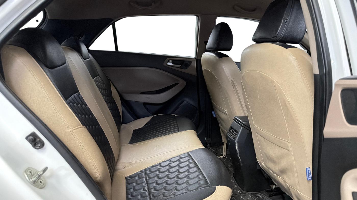 2020 Hyundai Elite i20 SPORTZ PLUS 1.2, Petrol, Manual, 43,282 km, Right Side Rear Door Cabin
