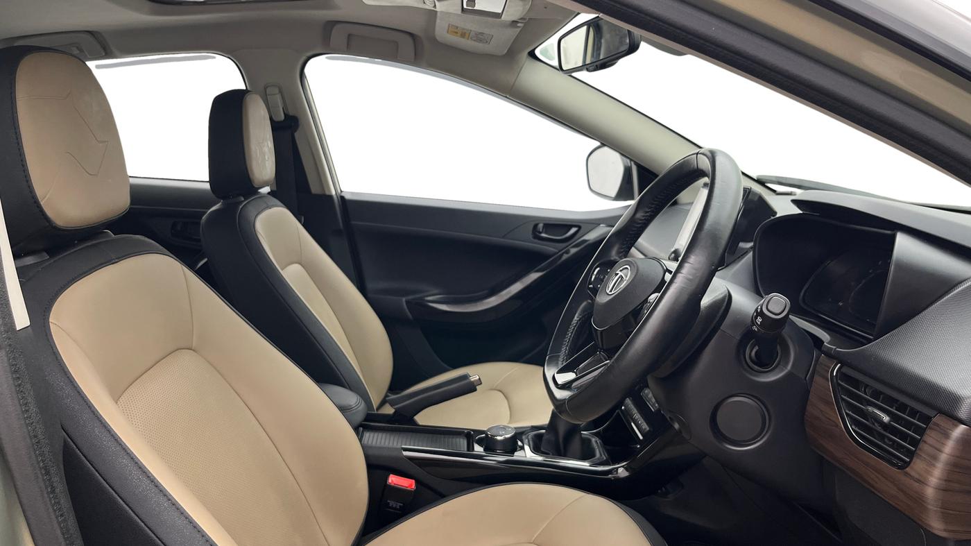 2022 Tata NEXON XZ PLUS (PREMIUM) KAZIRANGA PETROL, Petrol, Manual, 26,640 km, Right Side Front Door Cabin