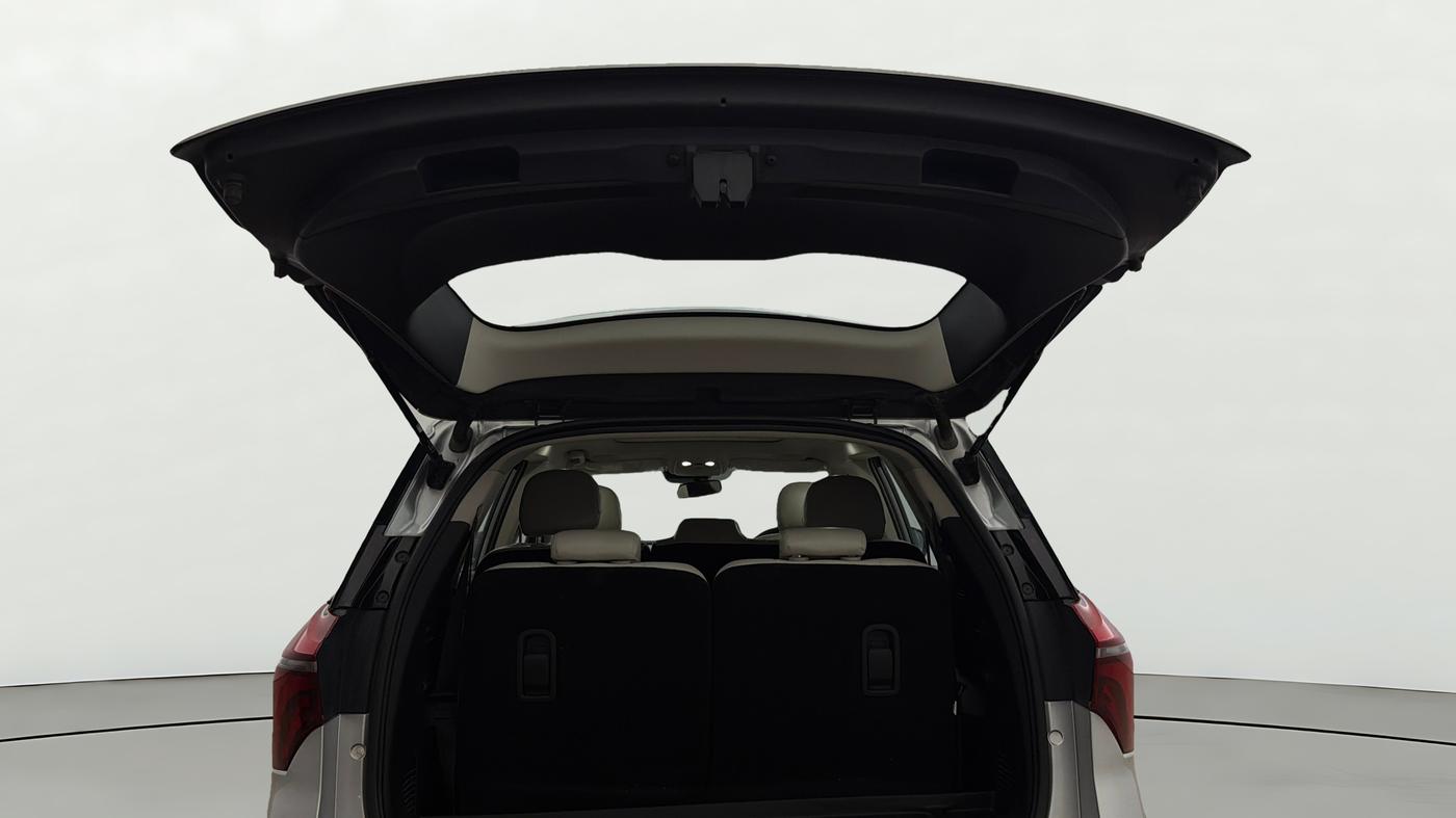 2023 Mahindra XUV700 AX 7 LUXURY P AT 7 STR, Petrol, Automatic, 35,320 km, Boot Door Open