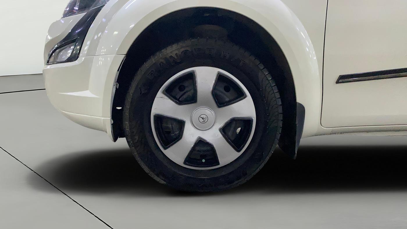 2017 Mahindra XUV500 W4, Diesel, Manual, 74,259 km, Left Front Wheel