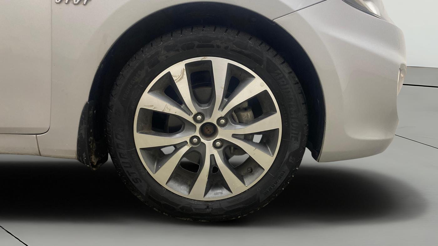 2014 Hyundai Verna FLUIDIC 1.6 VTVT SX, Petrol, Manual, 80,712 km, Right Front Wheel