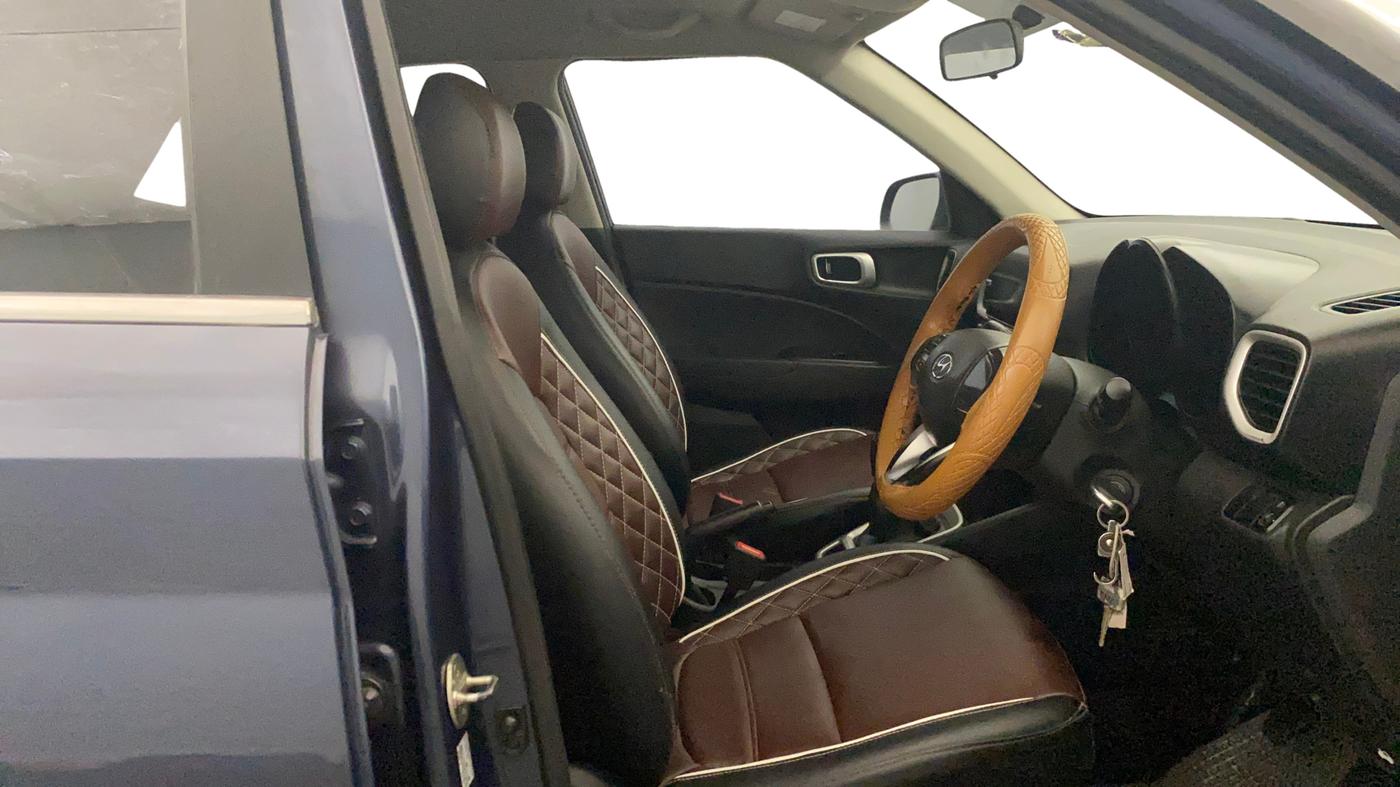 2022 Hyundai VENUE S+ 1.2, Petrol, Manual, 1,25,193 km, Right Side Front Door Cabin