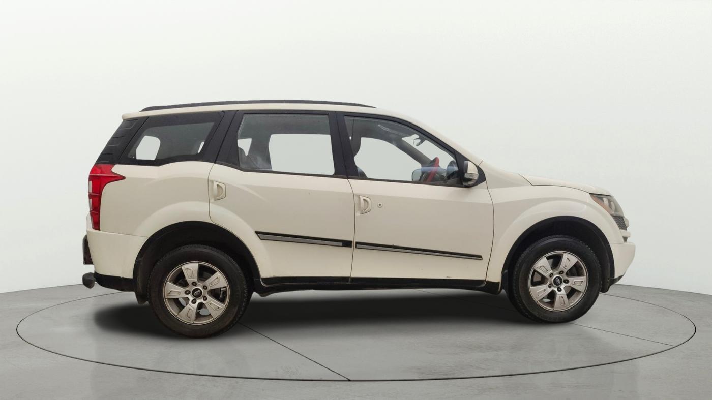 2015 Mahindra XUV500 W8, Diesel, Manual, 1,14,318 km, Right Side View