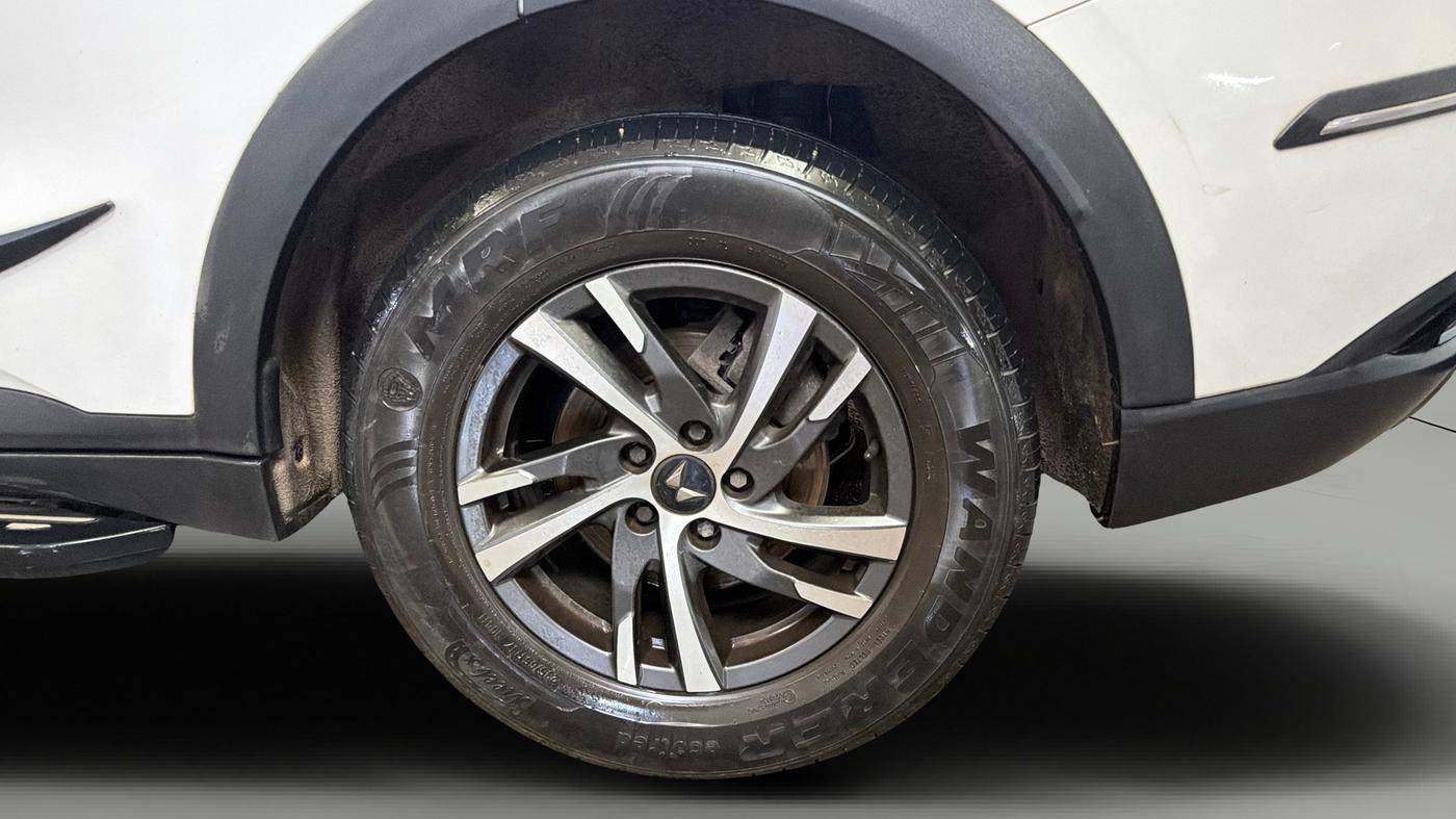 2024 Mahindra XUV700 AX 5 P MT 7 STR, Petrol, Manual, 39,411 km, Left Rear Wheel